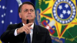 Após adiar compra, Bolsonaro diz que só adquire seringa com "preço normal".