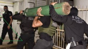 Polícia apreende 33 cilindros de oxigênio escondidos em caminhão em Manaus