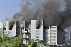 Cinco morrem em incêndio em prédio do Instituto Serum, fabricante de vacinas contra Covid-19 na Índia; produção não é afetada