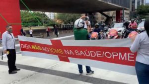 Manifestantes realizam ‘buzinaço’ contra aumento do ICMS na saúde proposto por Doria
