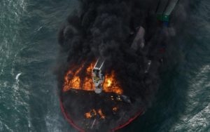 Peritos europeus tentam salvar navio em chamas no índico
