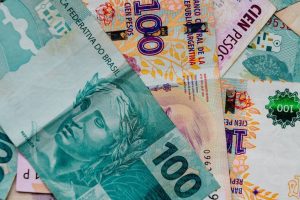 O que é a moeda comum que Brasil e Argentina negociam e por que isso não seria o fim do real