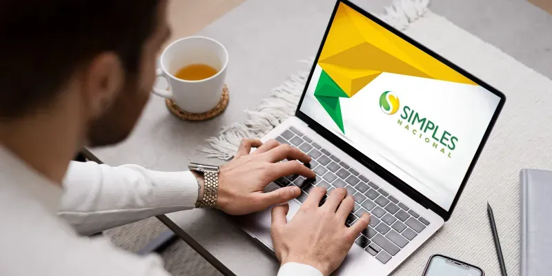 Executivos planejando custos de importação e impactos do Simples Nacional com CBS e IBS.