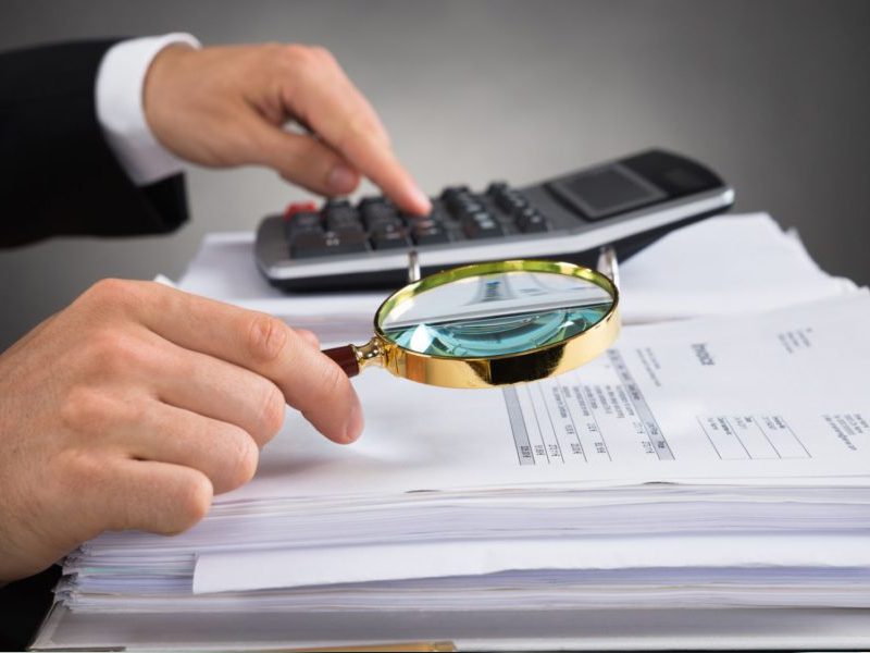 Análise fiscal de importadora diante de notificações da Receita Federal sobre devedor contumaz.