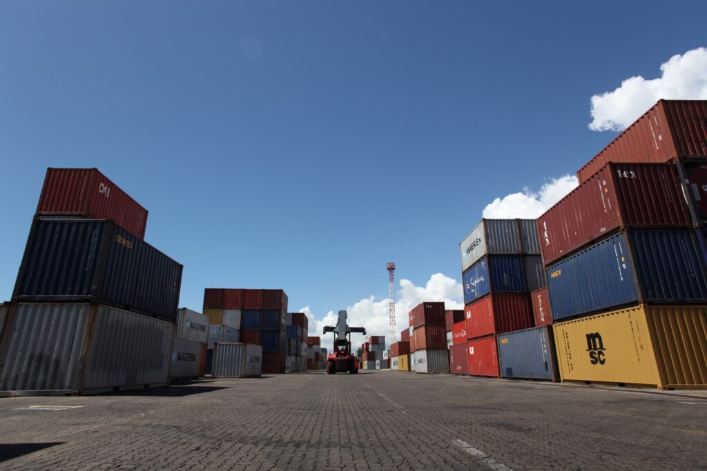 Contêineres em porto ilustrando o impacto da Reforma Tributária na Importação no comércio exterior brasileiro.