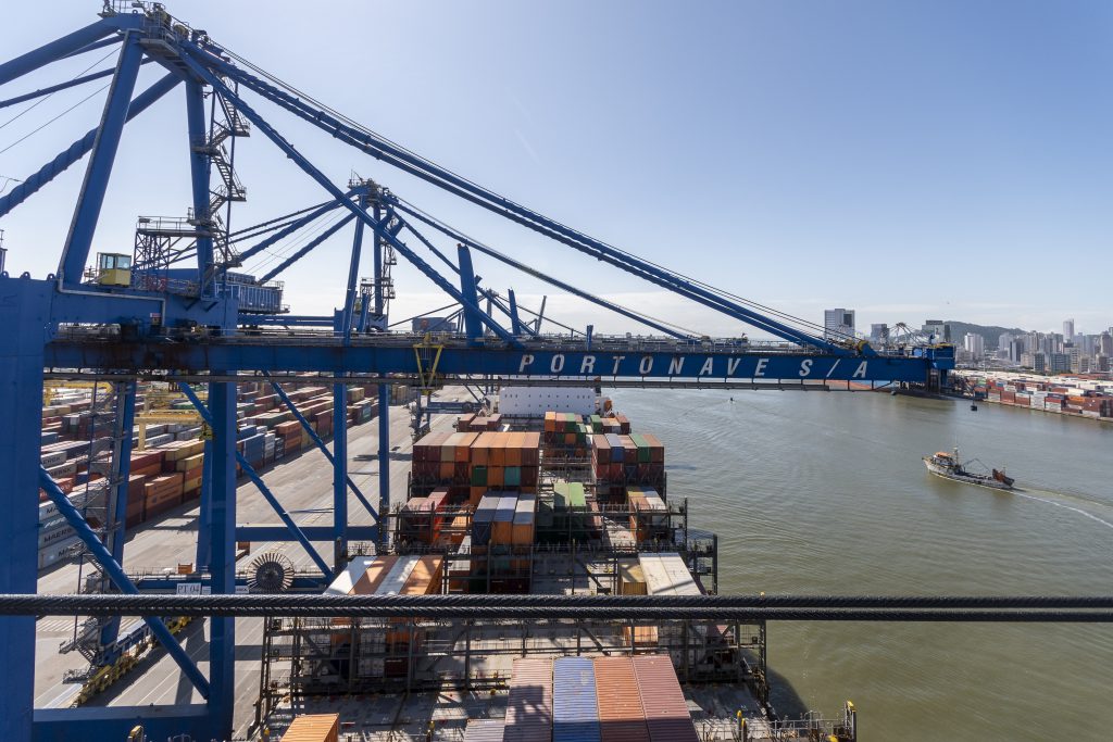 Contêineres em porto ilustrando o impacto da Reforma Tributária na Importação no comércio exterior brasileiro.