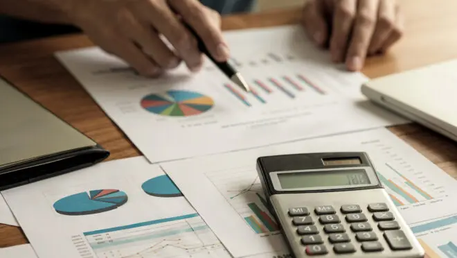 Executivos planejando custos de importação e impactos do Simples Nacional com CBS e IBS.