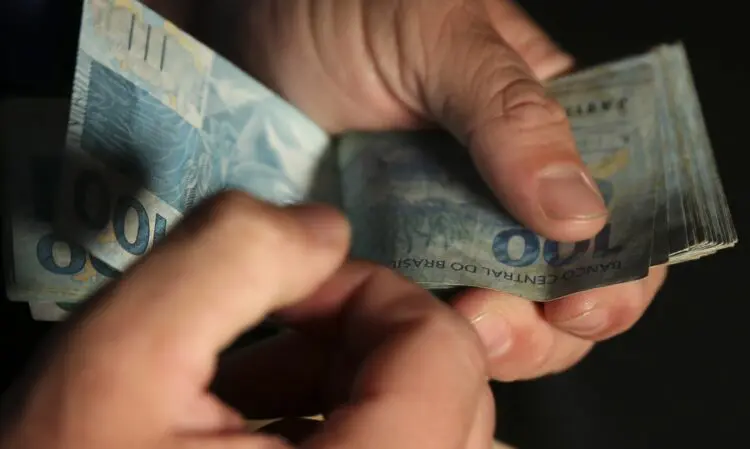 Representação da transição da Reforma Tributária multas 2027 no comércio exterior brasileiro