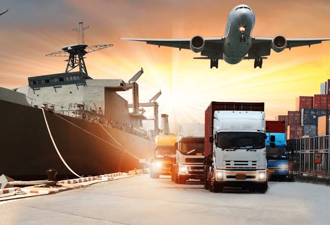 Caminhões de transporte logístico internacional em aduana terrestre aguardando validação do CCT Importação no Siscomex.